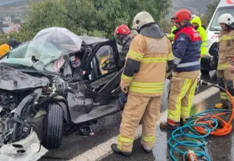 İzmir'deki zincirleme trafik kazasında itfaiyeden zamanla yarışan müdahale