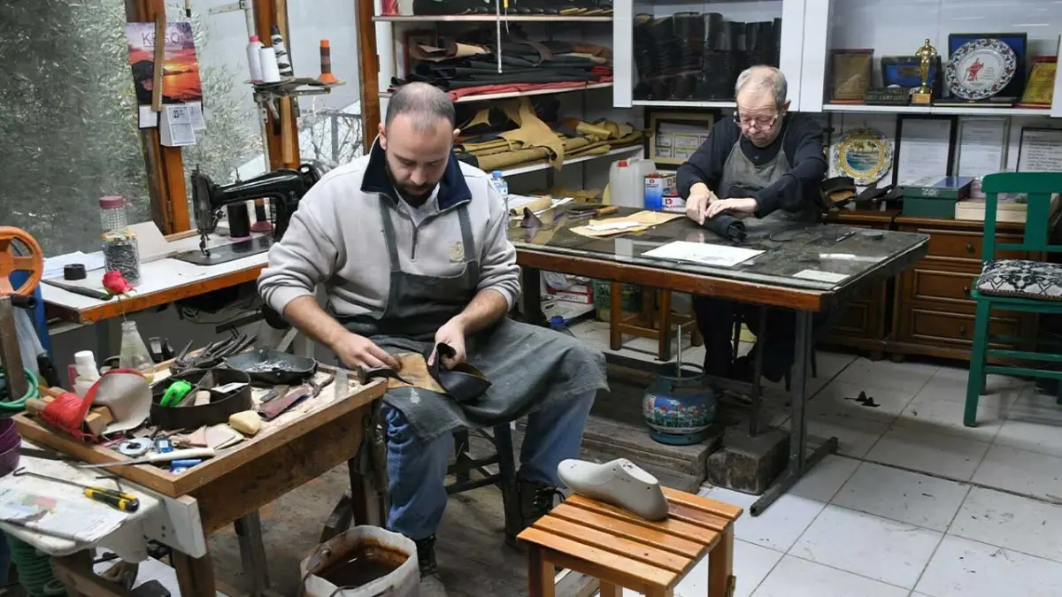 Körüklü çizme ustası, mesleğini oğluyla yaşatıyor başlıklı video haberin görseli
