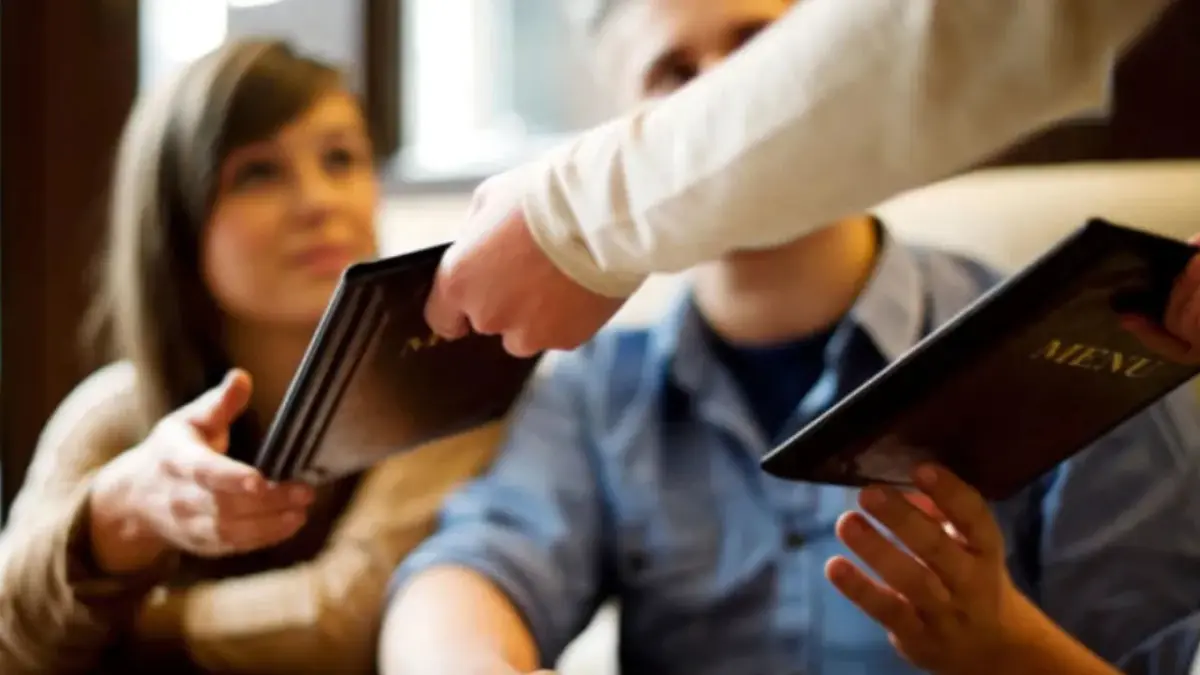 Restoran ve kafelerde yeni dönem: Ek ödemelere son! Kuver ve servis ücretleri yasaklanıyor haberinin görseli