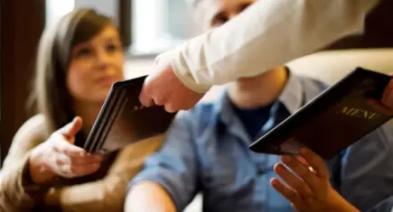 Restoran ve kafelerde yeni dönem: Ek ödemelere son! Kuver ve servis ücretleri yasaklanıyor