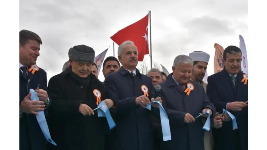 Ulaştırma Bakanı: Bölünmüş yol ağımız 30 bini aştı haberinin görseli