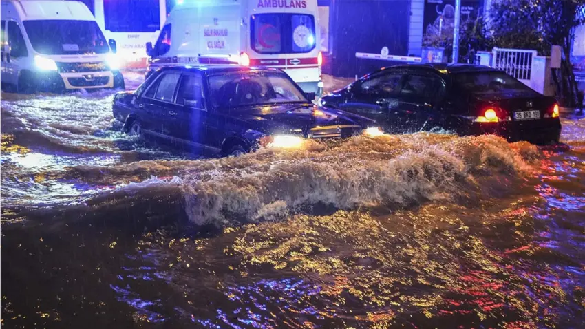 İzmir’de fırtına ve sağanak: Dere yatakları taştı, elektrik kesintileri yaşandı