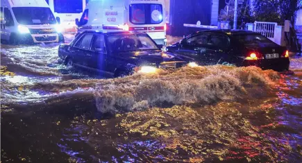 İzmir’de fırtına ve sağanak: Dere yatakları taştı, elektrik kesintileri yaşandı