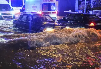İzmir’de fırtına ve sağanak: Dere yatakları taştı, elektrik kesintileri yaşandı