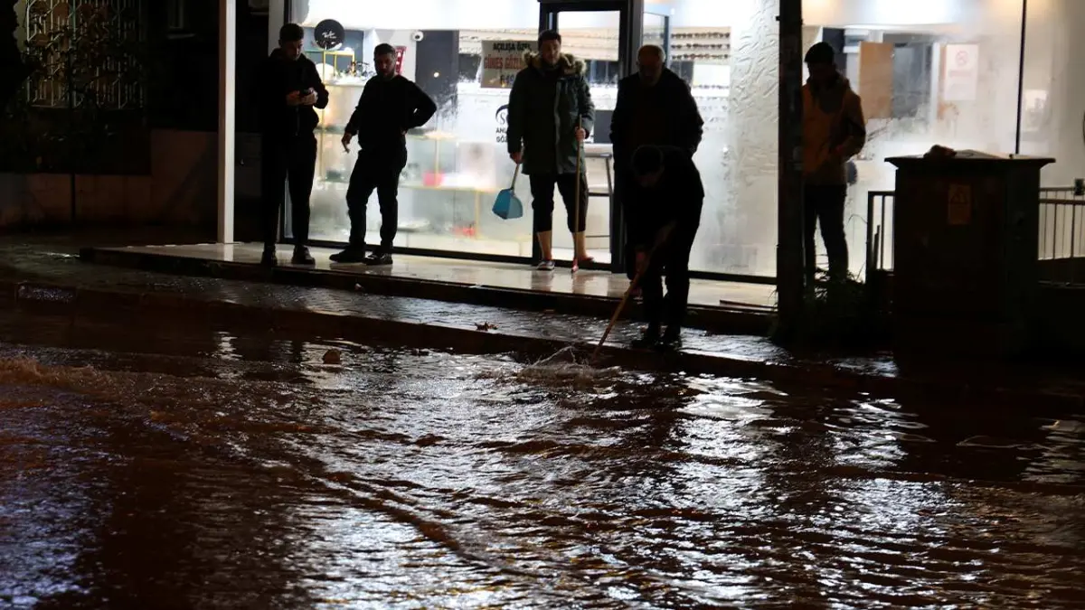 İzmir’de sağanak esnafı isyan ettirdi: Barajda su yok, şehri su basıyor