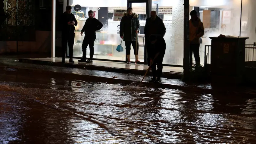 İzmir’de sağanak esnafı isyan ettirdi: Barajda su yok, şehri su basıyor