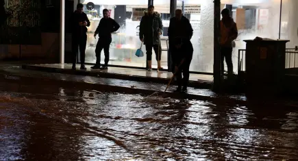 İzmir’de sağanak esnafı isyan ettirdi: Barajda su yok, şehri su basıyor