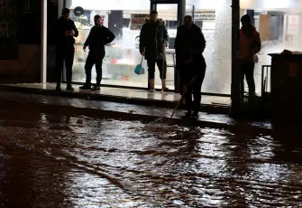 İzmir’de sağanak esnafı isyan ettirdi: Barajda su yok, şehri su basıyor