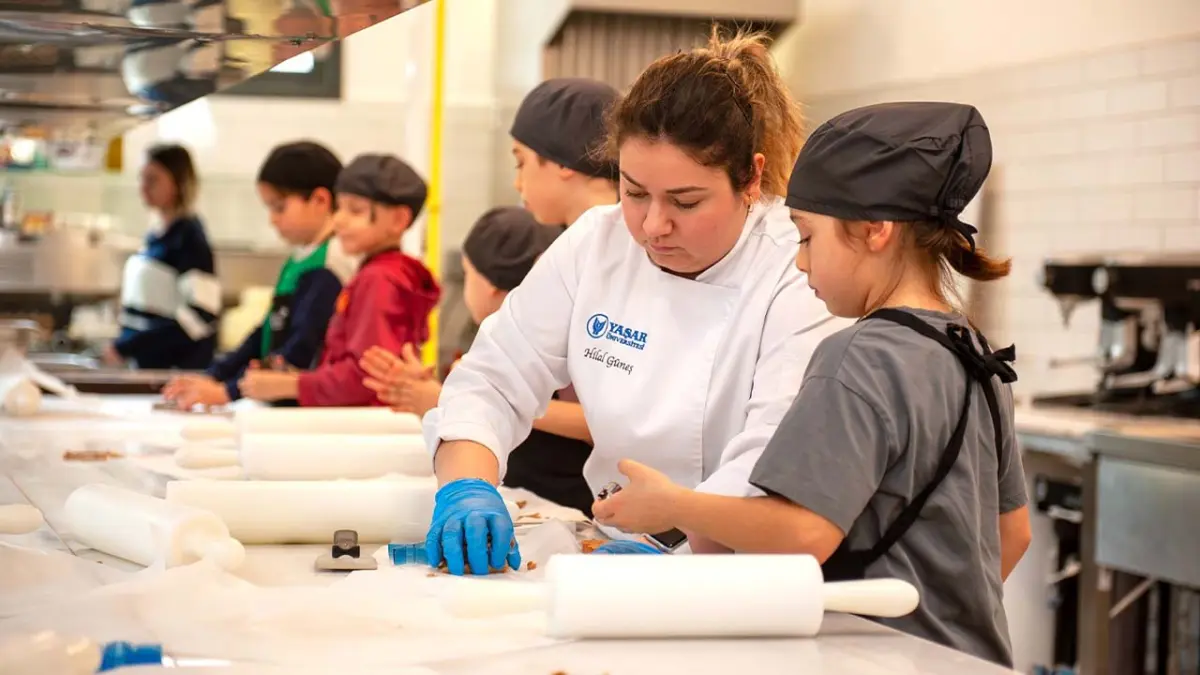 Karşıyaka’da çocuklar hamburger yapmayı öğrendi haberinin görseli