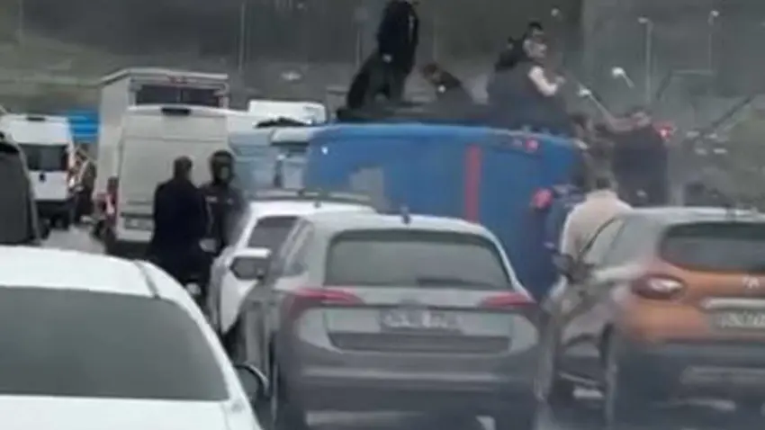 Mahkum taşıyan araç devrildi: 2 jandarma görevlisi yaralandı! haberinin görseli