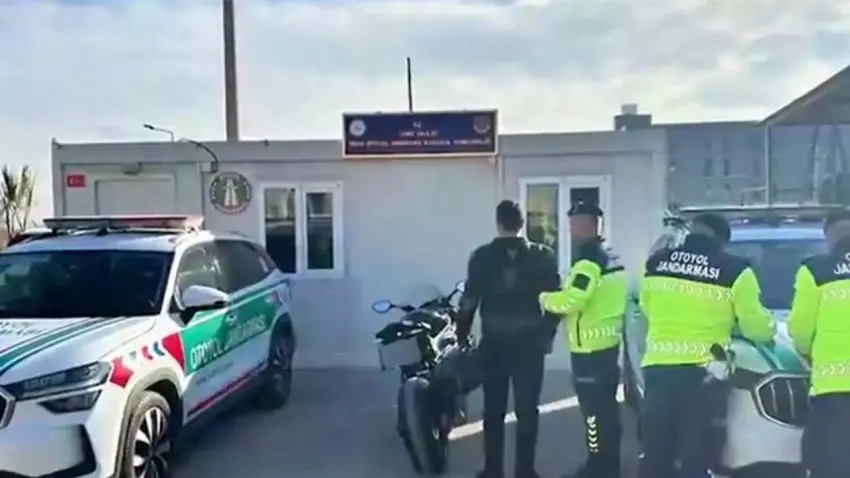 Otoyolda 300 km hız yapan motosiklet sürücüsü yakalandı