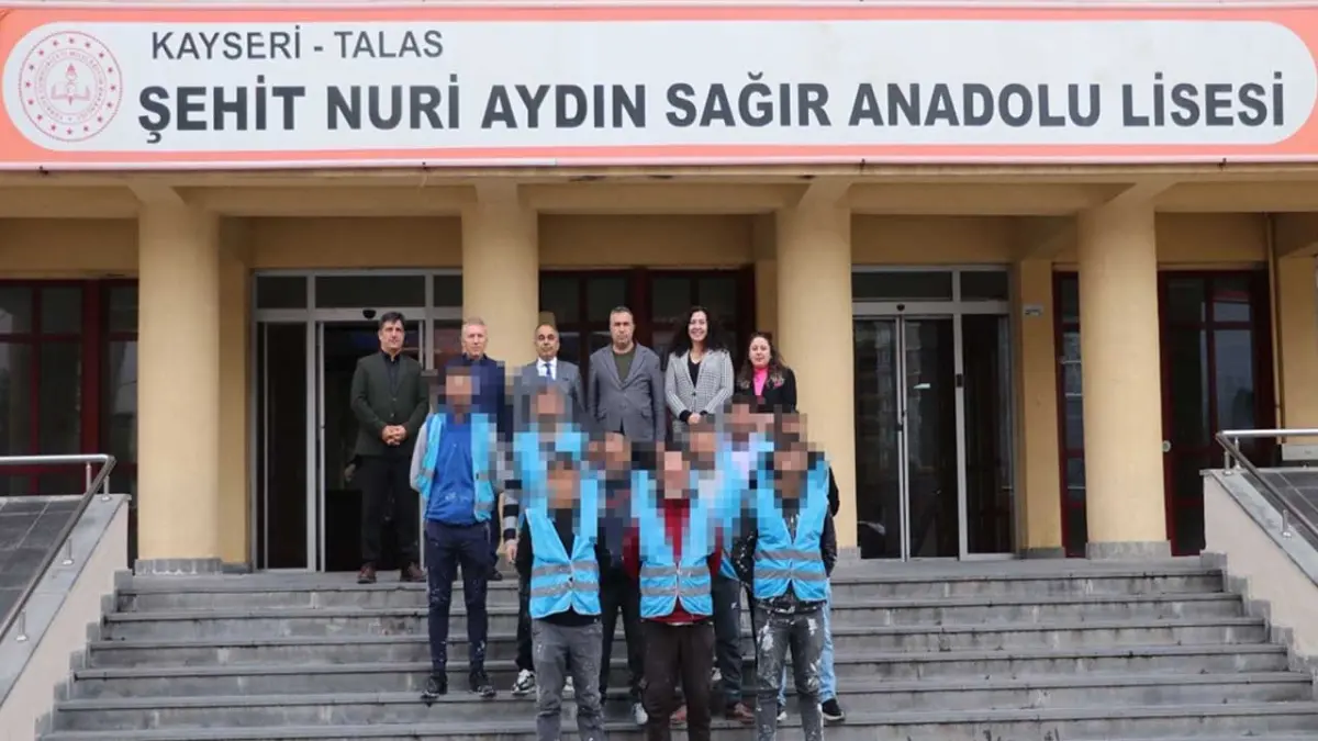 Tatilde okullara renk geldi: 20 yükümlü 13. okulu boyadı! haberinin görseli