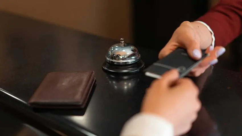 TİHEK "Cinsiyet Ayrımcılığı" dedi: Otelin müşteri seçme hakkı savunması geçersiz sayıldı haberinin görseli