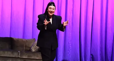 Yasemin Sakallıoğlu’ndan İzmir’de kahkaha dolu gece