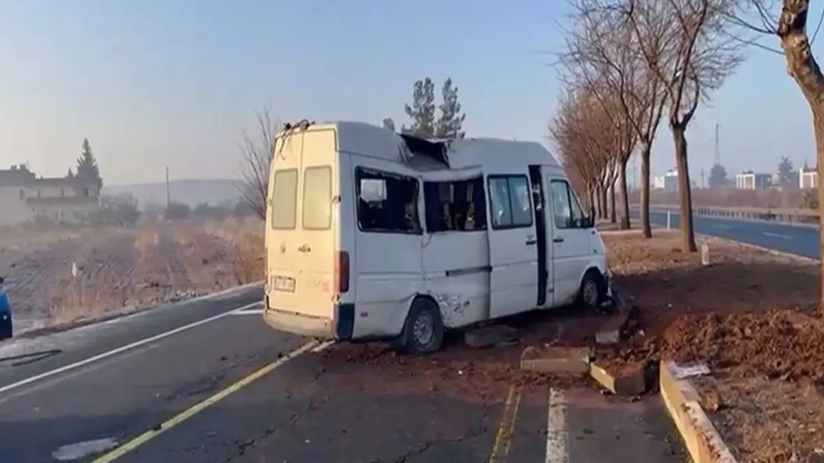 Yolcu minibüsü ağaca çarptı: 7 yaralı haberinin görseli