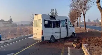 Yolcu minibüsü ağaca çarptı: 7 yaralı