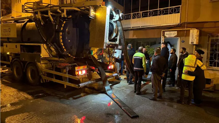 Büyükşehir'den sağanak ve fırtına açıklaması: İzmir’de ekipler gece boyunca sahada