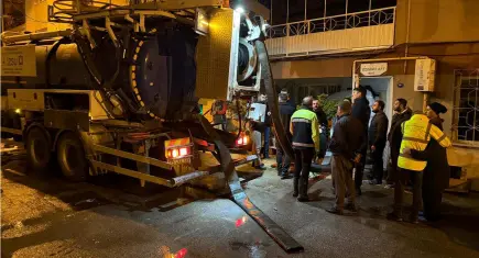 Büyükşehir'den sağanak ve fırtına açıklaması: İzmir’de ekipler gece boyunca sahada