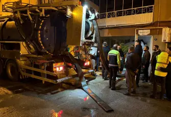 Büyükşehir'den sağanak ve fırtına açıklaması: İzmir’de ekipler gece boyunca sahada