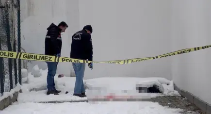 Cam silerken 3’üncü kattan düşen öğretmen hayatını kaybetti