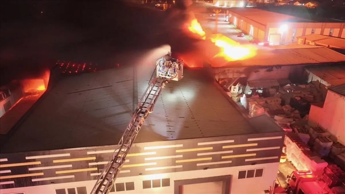 Düzce’de korkutan fabrika yangını: Strafor deposu alevlere teslim oldu haberinin görseli