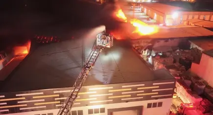 Düzce’de korkutan fabrika yangını: Strafor deposu alevlere teslim oldu
