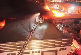 Düzce’de korkutan fabrika yangını: Strafor deposu alevlere teslim oldu