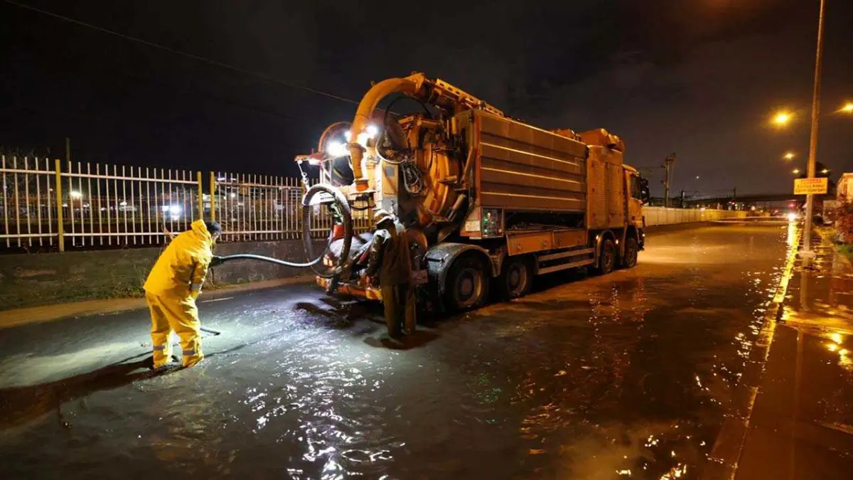 İzmir’de 24 saatte rekor yağış: 963 su baskını ihbarı haberinin görseli