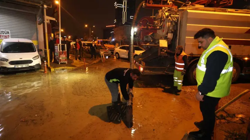 İzmir’de 45 kiloluk sağanak mesaisi: 1314 personel ve 342 araç sahada!