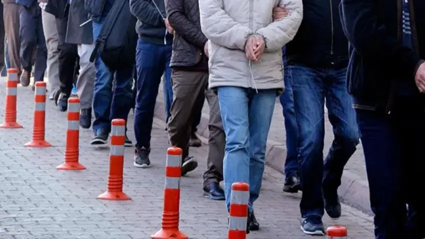 İzmir’de kaçak tütün ve alkol operasyonu: 4 kişi tutuklandı