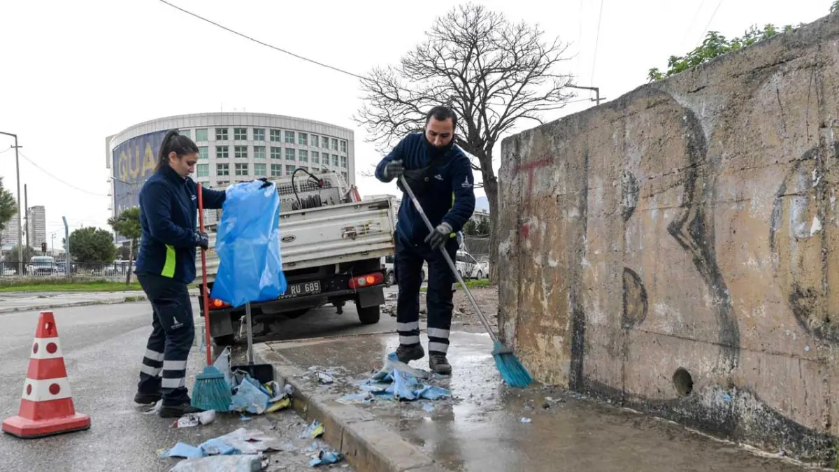 İzmir’de "Korsan Afiş" operasyonu: 54 bin afiş toplandı haberinin görseli