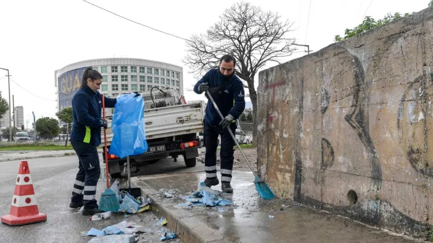 İzmir’de "Korsan Afiş" operasyonu: 54 bin afiş toplandı