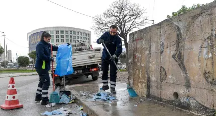 İzmir’de "Korsan Afiş" operasyonu: 54 bin afiş toplandı