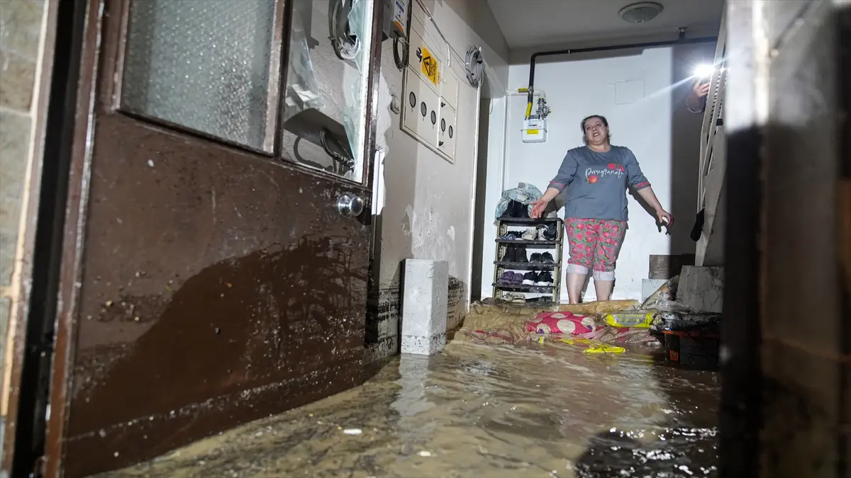 İzmir'de sağanak hayatı durdurdu başlıklı video haberin görseli