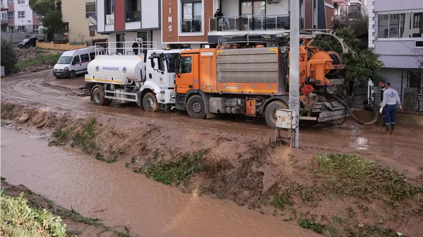 İzmir’de sağanak: Kemalpaşa’da 4 araç menfeze sıkıştı 