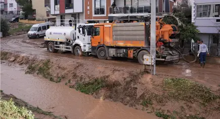 İzmir’de sağanak: Kemalpaşa’da 4 araç menfeze sıkıştı 