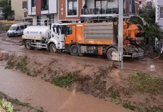 İzmir’de sağanak: Kemalpaşa’da4 araça mefeze sıkıştı 