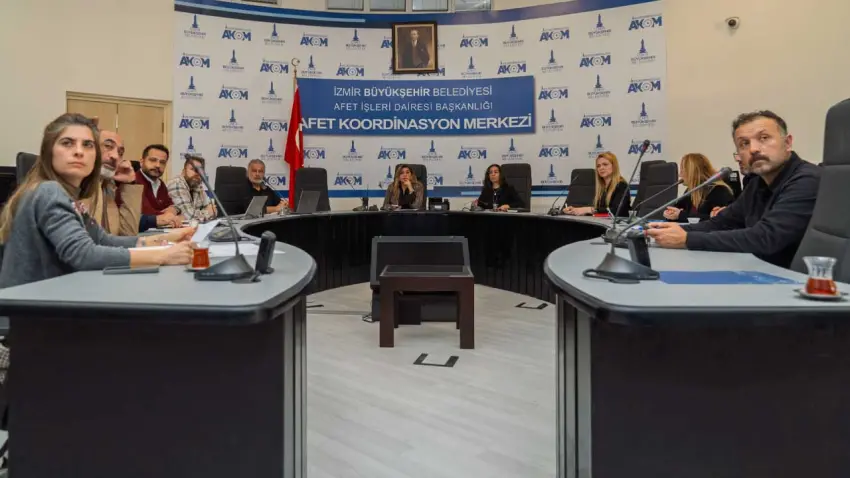 İzmir’de sağanak mesaisi: AKOM kriz masası kuruldu, tüm birimler teyakkuzda