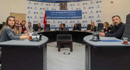 İzmir’de sağanak mesaisi: AKOM kriz masası kuruldu, tüm birimler teyakkuzda