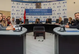 İzmir’de sağanak mesaisi: AKOM kriz masası kuruldu, tüm birimler teyakkuzda