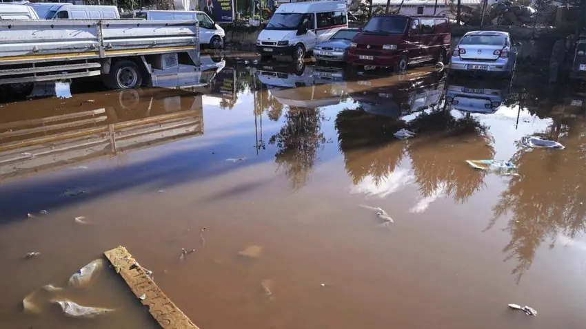 İzmir’de sağanak sonrası hasarlar tespit edildi