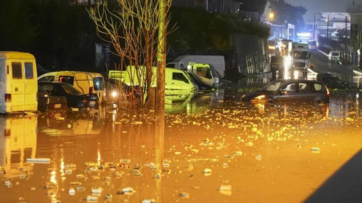 İzmir’i sel aldı: Sağanak ve fırtına kentte hayatı felç etti haberinin görseli