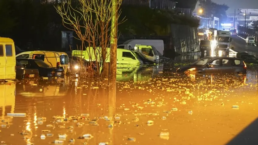 İzmir’i sel aldı: Sağanak ve fırtına kentte hayatı felç etti