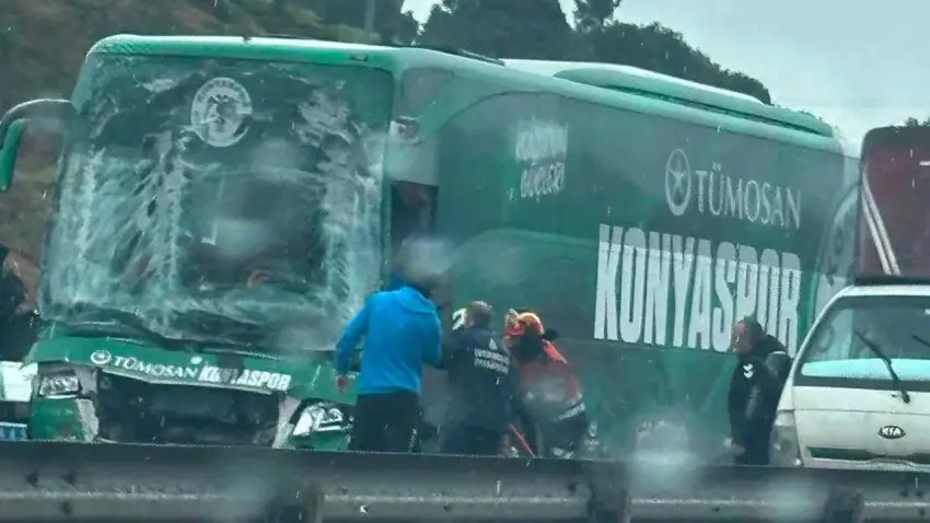 Konyaspor takım otobüsü TEM Otoyolu'nda kaza yaptı haberinin görseli