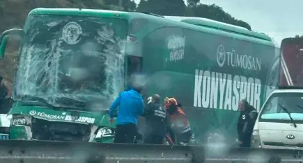 Konyaspor takım otobüsü TEM Otoyolu'nda kaza yaptı