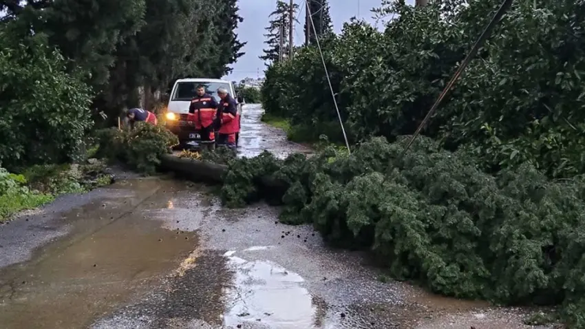 Menderes’te yağış mesaisi: Belediye ekipleri sahada! 
