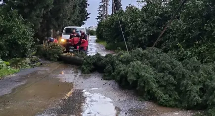 Menderes’te yağış mesaisi: Belediye ekipleri sahada! 