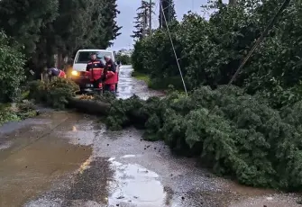 Menderes’te yağış mesaisi: Belediye ekipleri sahada! 