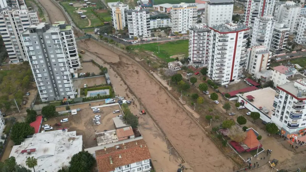 Mersin'de sağanak: Dereler taştı, yolları su bastı haberinin görseli
