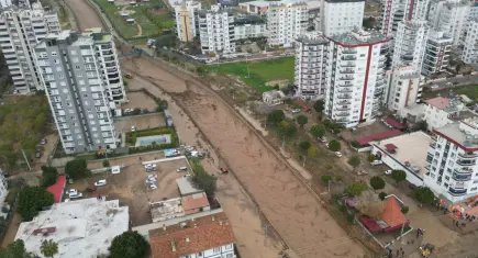Mersin'de sağanak: Dereler taştı, yolları su bastı